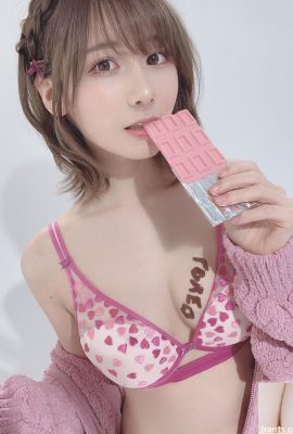 かずけん(けんけん)『ピンクランジェリー純制服』胸に挟んだチョコが美味しすぎる(38P)