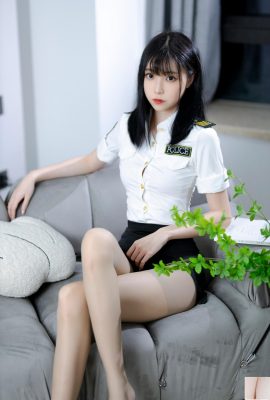 Xu LanのLAN「白い制服」の魅惑的な長い脚が彼女をますますイライラさせます（40P）