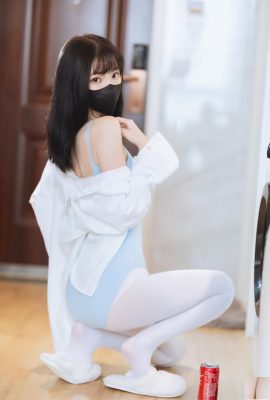 Xu LanのLAN「アクアブルーデッドウォーター」の白い半透明の靴下は魅力がいっぱいです（40P）