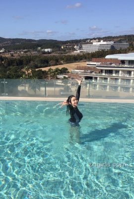 韓国の美少女がプールで完璧なボディを披露(30P)