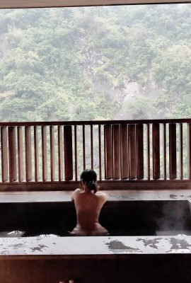 アジア系アメリカ人の湯たんぽコーザーの全裸入浴写真が暴露（8P）