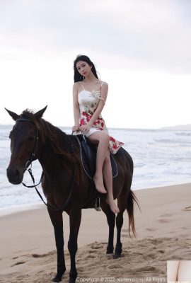 海辺で高くスリットが入った182CMのレトロなロングスカートを着た李野郎は、馬に乗りながら優雅さを示しています（74P）