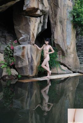 長髪美人モデルのリアンアーさんが景勝地で裸になり、大胆にプライベート写真を撮影（87P）