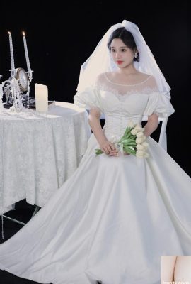 色白で優しい花嫁はウェディングドレスを脱ぎ、興奮するのが待ちきれませんでした。