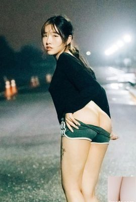 韓国人美女SonSonが深夜路上で露出(36P)