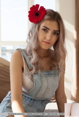 若いブロンドのエヴァ・エルフィーが髪に花をつけて素晴らしいボディを披露 (18P)