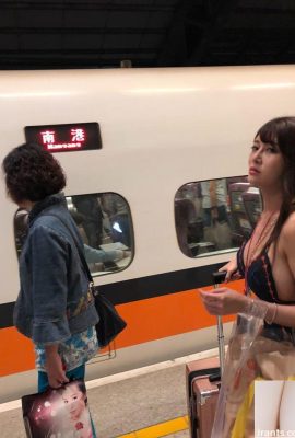 高速電車に乗っていると、目の前の女の子がすごくセクシーでびっくりしました…横乳がOPでした！  (9P)