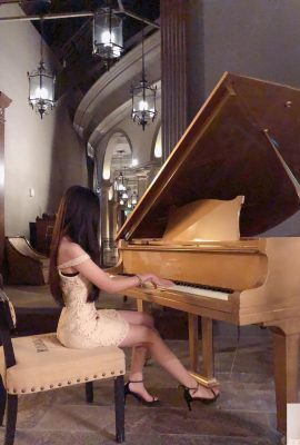 ゴールデン三昧でピアノを弾くエレガントな女の子、小さなドレスでも彼女の良い曲線を隠すことができません〜ヤンヤンエル（10P）