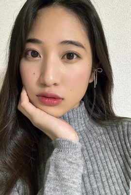 セクシーな衣装を着て無敵の姿を披露する、バルコニーで写真を撮る長い髪の甘い女の子-1