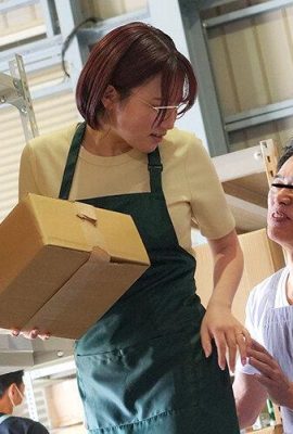 倉庫勤務中でも拒めずやらせてくれる地味巨乳パート妻は騎乗位になると物淒いこねく… (19P)