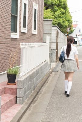 日本の女子高生が制服を脱いで義父とセックスする (16P)