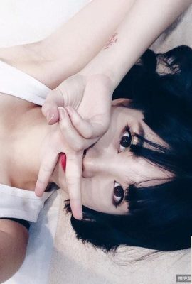 かわいい女の子、Li Youyou はセクシーな体型とセクシーなサスペンダー ベルトを持っています。胸が露出し、彼女の強力なキャリア ラインは人々を鼻から血させます (13P)。