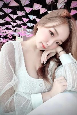 女神「Xinyu」には、誰の興味を呼ぶかを覚えている白くて柔らかい肌の武器があります