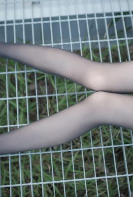 （ウサギは映画で遊ぶ） – いたずらな黒いシルクの女の子（50p）