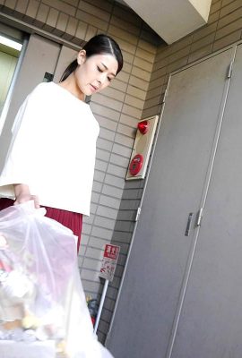 朝ゴミ出しする近所の遊び好きノーブラ奧さん 山中麗子 (15P)