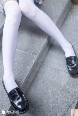 （ウサギは映画で遊んでいます） – 靴を脱ぐのは最もおいしいことです