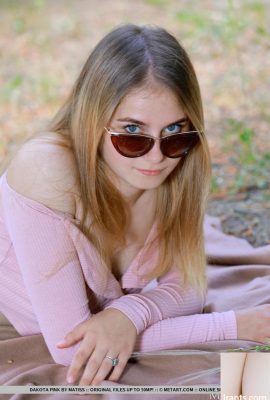 素敵なティーンダコタピンクは、屋外で彼女の素晴らしい体を衣服を含まないようにします（18p）