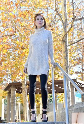 美しい熟女ペッパーは、肌寒い日（20p）に人前で彼女のはつらつとしたおっぱいとお尻をフラッシュします