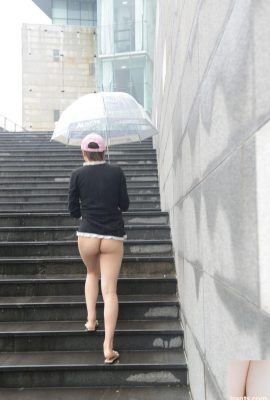 （selfphoto）雨の日にむき出しの狂った少女（30p）