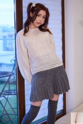 かわいいベイビーミラ・アズルは、セクシーなストリップの際に剃った猫と一緒に遊ぶ（21p）