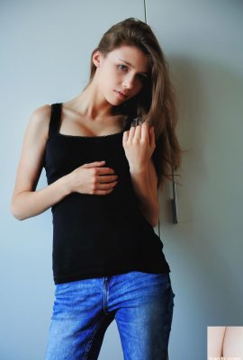 ブルネットティーンミラアズルは彼女のゴージャスな大きなおっぱいを公開し、ポーズヌード（20p）