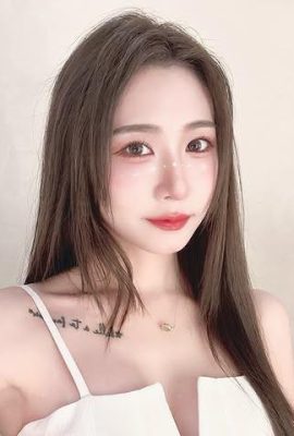 長い脚の若い女の子「Xina」には、美しすぎる公正で丸い姿があります（10p）