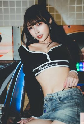 魅惑的な方法で服を着て、彼女の熱い魅力を見せたセクシーな若い女の子「ハミ」（10p）