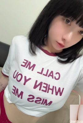 かわいい女の子の「ペティディ」は彼女の美しい体の曲線を示し、目を引く誘惑を引き付けます（10p）