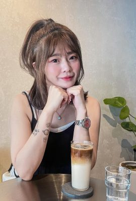 かわいい女の子の「サニーチング」は、彼女の武器の前で彼女の白と柔らかい体を明らかにします（10p）