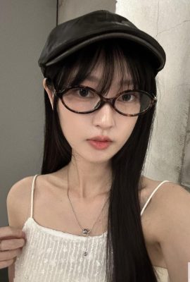 隣の美しい少女「ウー・ファング」は公正な体の美しさにとても満足しています（10p）