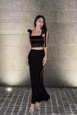 美しくて美しい足、良い姿、「カリーナ」、エレガントで魅力的（10p）