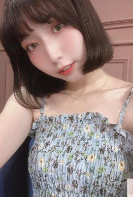 エレガントな若い女の子「ロングリウェイ」ビキニの衣装は素晴らしく、予想外に何かすることがありました（10p）