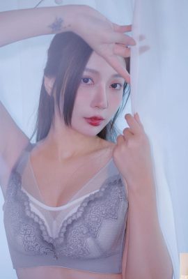 小さな顔「Yi Yumichi Tsai」は非常に激しい姿を持っています。