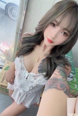 美しい胸の胸に深いVが開きます（10p）