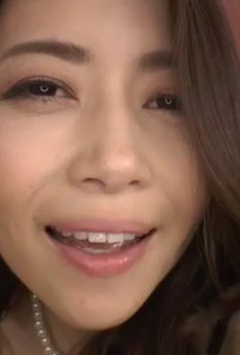 美しい成熟した女性は野生のバイブレーターにいて、複数の男性をからかう裸の体（40p）