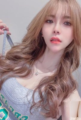 セクシーなリトルデビル「ケイティXuan」は、非常に目を引く（10p）ふっくらした胸の形をしています