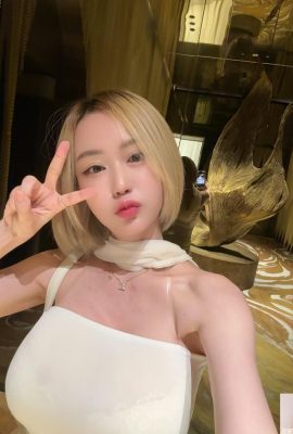 ブロンドの女の子「Mewbd」は、前に膨らんで背が高い（11p）に膨らんでいる熱い体を持っています