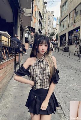 美しいかわいい女の子「アナ・シンニ」は彼女の柔らかい姿と魅力を示しています（10p）