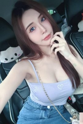 ホットマニュリストの「モリー」は、彼女の白く柔らかい姿を披露します。全体像は非常に魅力的です（10p）