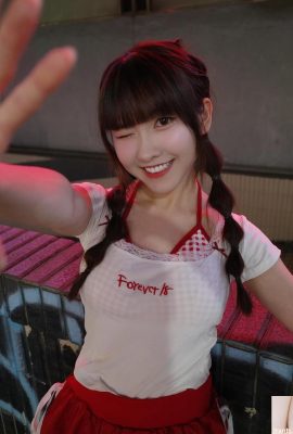 小さな馬の女の子「ドン・アイユン」はあなたが見ているすべての外観をからかいます（10p）