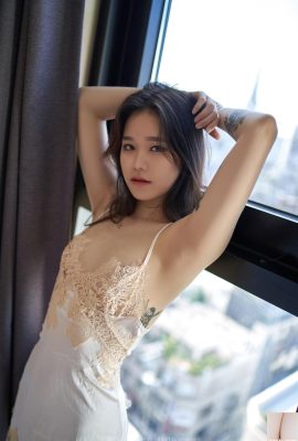 （シラ）高品質の湾曲した人物は誘惑の感覚を醸し出します（35p）