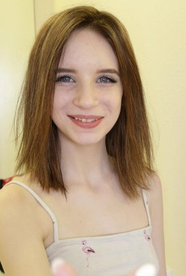 ティーンのリリー・ムーンがハメ撮りで義兄に陰部をこすられ骨抜きにされる (20P)