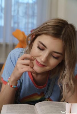 かわいい十代のエヴァ・エルフィーが完璧なおっぱいと指を見せて掴む (21P)