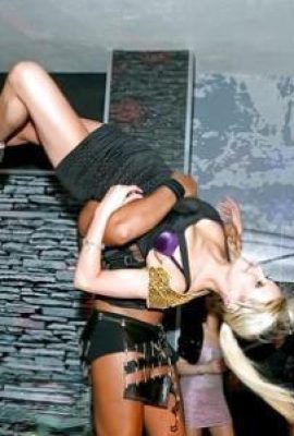 淫乳パーティで大はしゃぎ(15P)