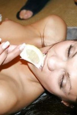 グループセックス後の精液まみれのエッチなブロンドの平らなお腹 (11P)