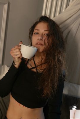 (Suicide Girls) 2025年7月22日 – ストリーガット – 今年最後の暖かさ (42P)