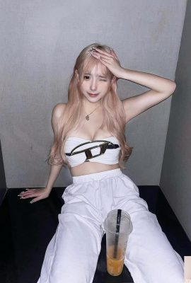 「Baicai」セクシーなホットな女の子が恥ずかしがらずに魅力的なボディを披露（10P）