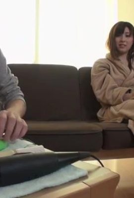 巨乳妻が若い娘を狩りに来る​​のは初めてです。こんな奥さん、本当はエッチなんです(27P)