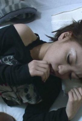 超毛深いマンコを持つ素人娘はベッドでとてもセクシーでふしだらなはずです(28P)