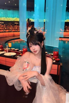 恋人の女の子「Xu Yue」は完璧なキャリアラインと甘い笑顔を持っており、見れば見るほど腹が立ちます（10P）